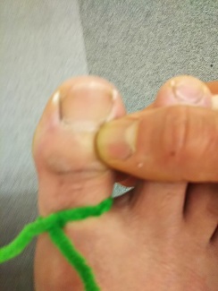 刺絡前に井穴をマッサージ