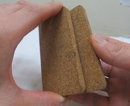 コルク板2枚でモグサを成型