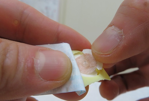 パイオネックス　開け方　シールをつまむ