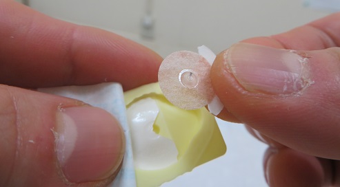 パイオネックス　開け方　シールをつまんで取り外す