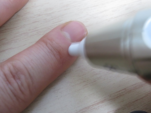 電子温灸器バンシンプロを井穴（左H6)に当てている画像